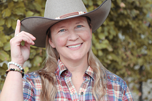 Portraitfoto von Natascha Birovljev mit Cowboyhut