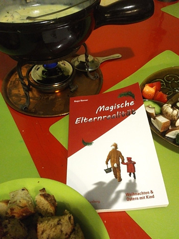 Käsefondue am Weihnachtstisch mit Buch